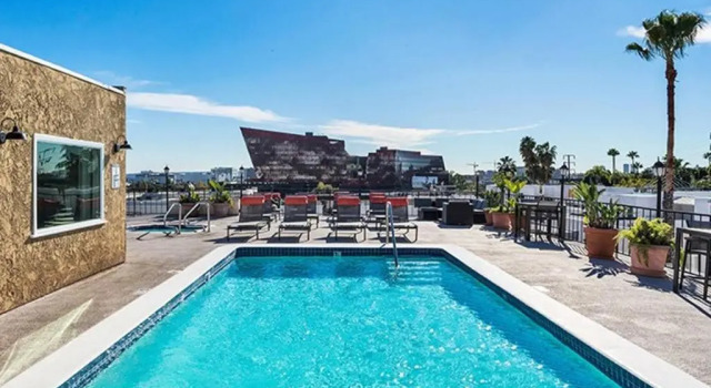 Prime West Hollywood 1-Bedroom, Забронировать Отель Отели Уэст-Голливуда с парковкой, Парковка