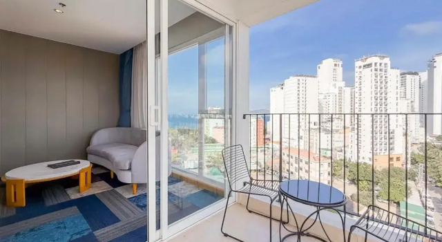 Люкс с балконом Quinter Central Nha Trang
