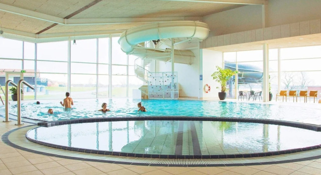 6 Person Holiday Home on a Holiday Park in Grasten, Rezerwuj Dom wakacyjny Hotele w Sønderjylland z parkingiem, Parking