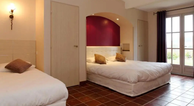 Трёхместный номер Standard Logis Hôtel Restaurant La Bergerie