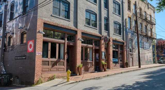 5 Walnut Lofts, Забронировать Отель Отели Ашвилл с бассейном, рядом с Театр Diana Wortham Theatre, Бассейн