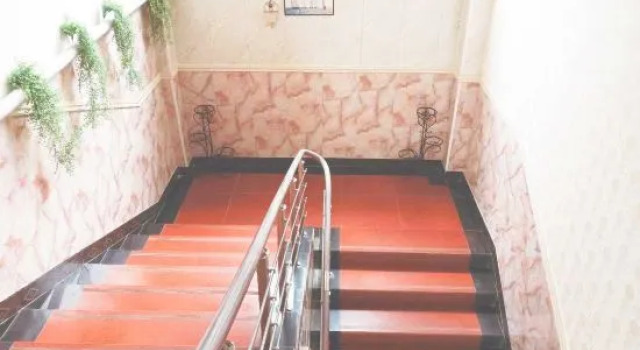 Yilong Lisheng Business Hotel, Prenota Hotel Yilong Sichuan