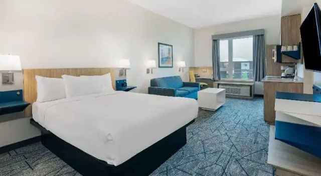 Люкс Microtel Inn & Suites by Wyndham Summerside
