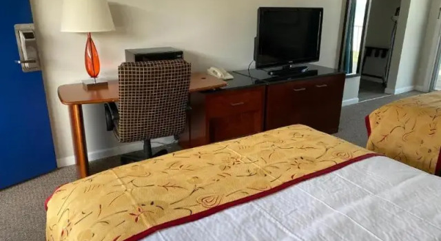 Четырёхместный номер Standard с балконом Days Inn & Suites by Wyndham St. Ignace Lakefront