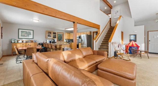 Stand-alone Mountain Home, Private Hot Tub and Deck, Mountain Views #34 by Summit County Mountain Retreats, Забронировать Дом для отпуска Отели Диллон с парковкой, рядом с D'Vine Wine, Парковка