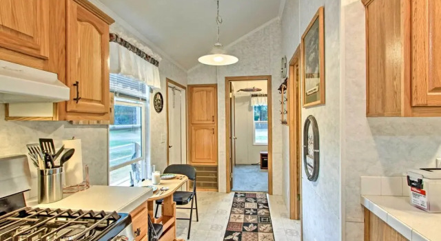 Коттедж c 1 комнатой Woodsy Packwood Haven w/ Golf Course Access!