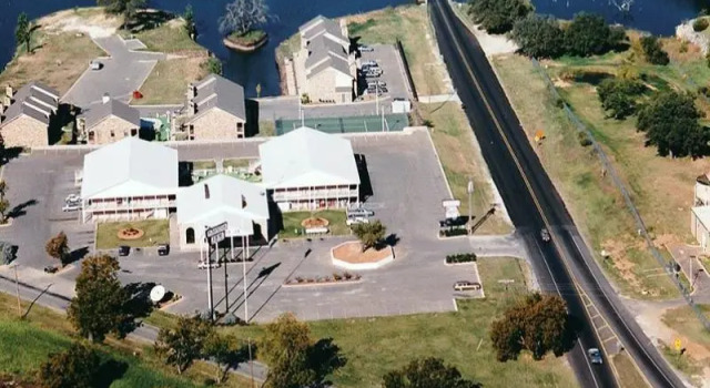 Кровать в общем номере Lake View Inn