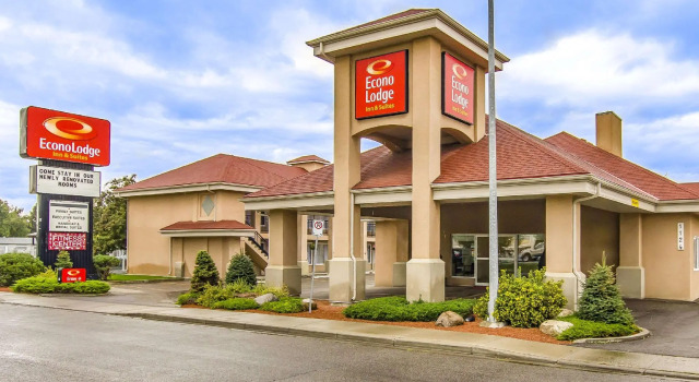 Четырёхместный номер Standard Econo Lodge Inn & Suites