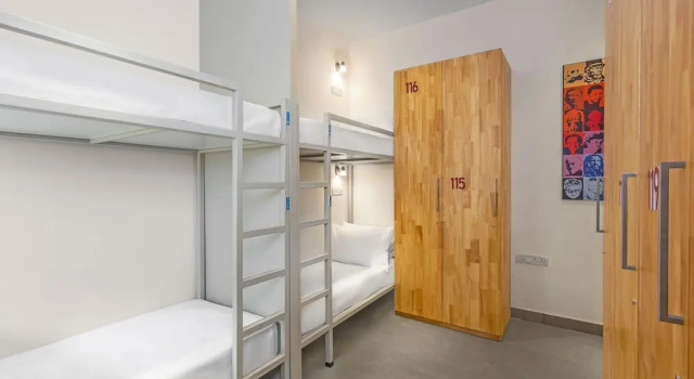 Кровать в общем номере с балконом Bedzzz Varanasi by Leisure Hotels, 1 Km from Dashwasamedh Ghat