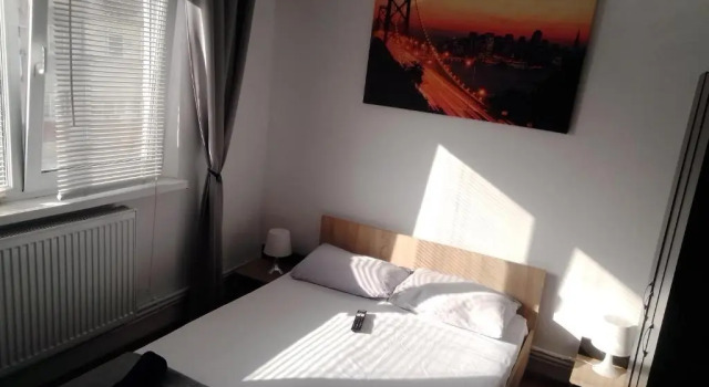 Одноместный номер Standard Hostel Florentin Camere Bai Comune acces bucatarie Cheap private rooms shared bathrooms kittchen laundry machine access Netflix