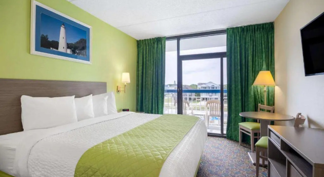 Двухместный номер с видом на бассейн Travelodge by Wyndham Outer Banks/Kill Devil Hills