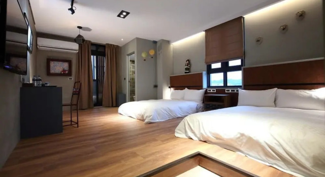 Четырёхместный семейный номер Standard с балконом и с видом на горы MIDORI Hostel