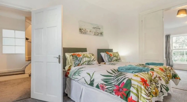 Lovely Period Villa Sleeps 8 Resting in Torquay, Забронировать Вилла Отели Торки 3 звезды, рядом с Художественно-исторический музей Торр-Эбби, 3*
