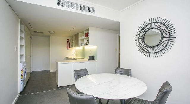 Люкс Classic с балконом East Perth Suites Hotel