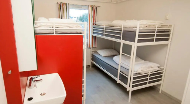 Кровать в общем номере Lofoten sommerhotell og vandrerhjem