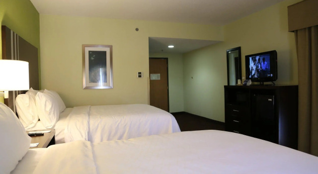 Четырёхместный номер Standard Holiday Inn Express Hotel & Suites Cleveland by IHG