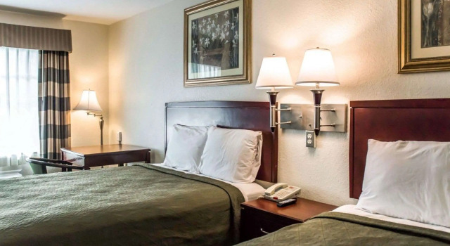 Четырёхместный номер Standard Econo Lodge Monticello