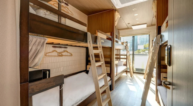 Кровать в общем номере с балконом и с видом на парк Kintetsu Friendly Hostel Tennojipark Osaka
