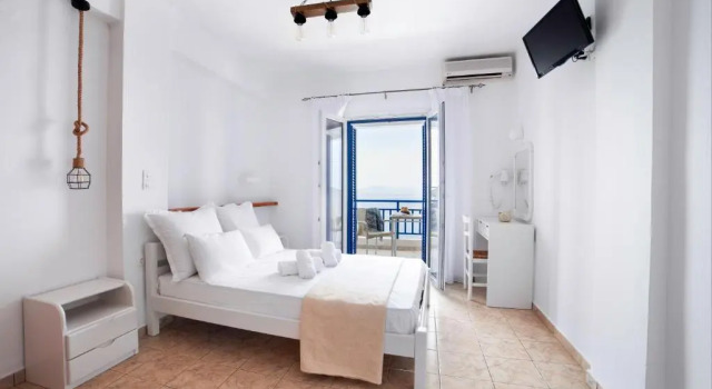 sunsetview1 studios, Prenota Hotel Batsion Andro