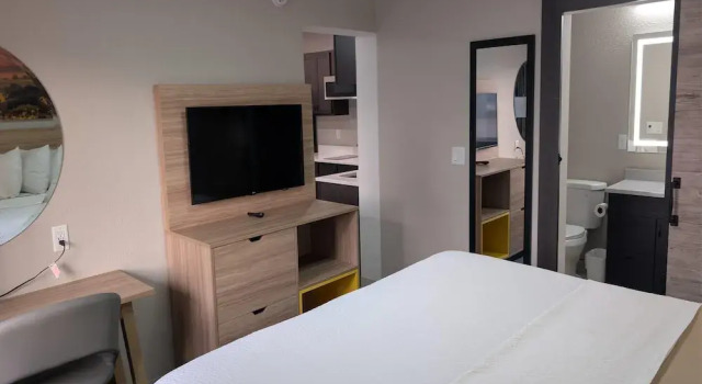 Четырёхместный люкс Days Inn by Wyndham Champaign/Urbana