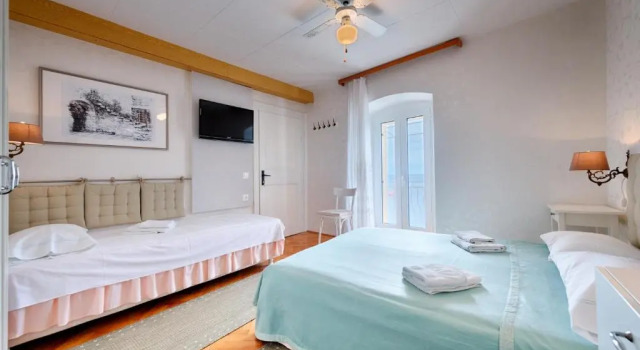 Трёхместный номер Standard с балконом и с видом на море Mira Sea Front Guesthouse