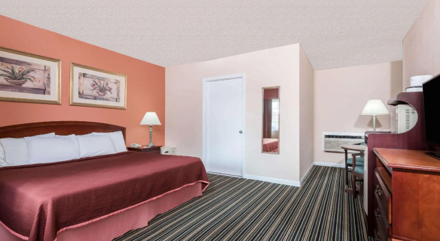 Двухместный номер Standard Howard Johnson by Wyndham Lenox