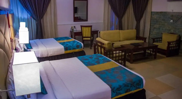 Suite De Renaissance Hotel