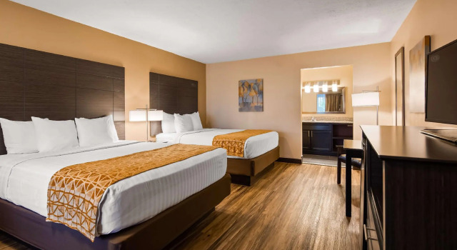 Четырёхместный номер Standard с видом на бассейн Best Western Toni Inn