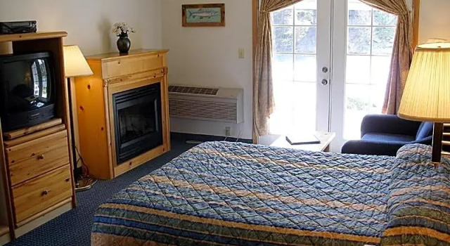 Четырёхместный номер Standard с красивым видом из окна Edgewater Inn Shady Cove