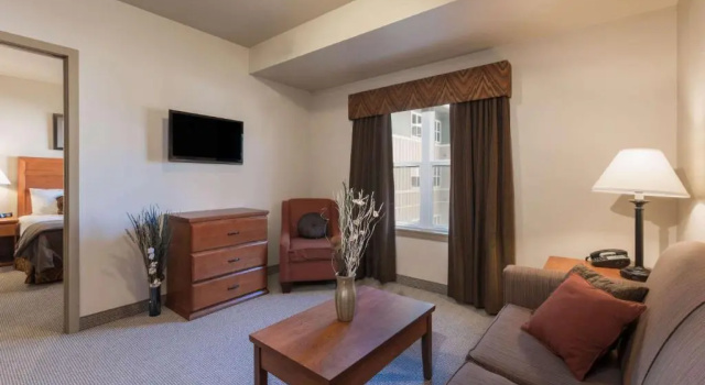 Двухместный люкс с 2 комнатами Clarion Hotel & Suites Williston