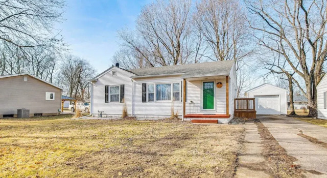 < 1 Mi to Route 66: Home w/ Large Yard!, Buchen Sie Ferienhaus Lincoln Illinois