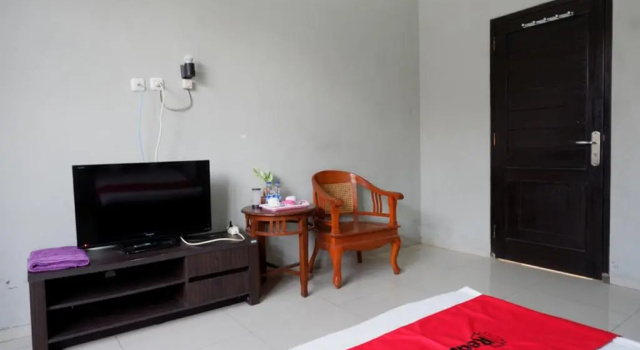 Standard Twin room RedDoorz Syariah near Menara Kudus