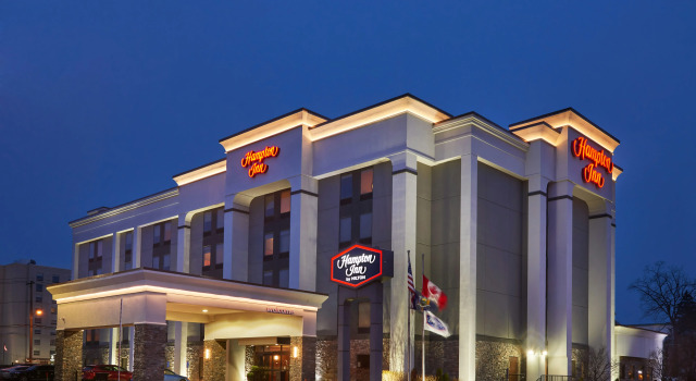 Hampton Inn Niagara Falls, Забронировать Отель Отели Ниагара Фолс с парковкой, рядом с Круиз Maid of the Mist, Парковка