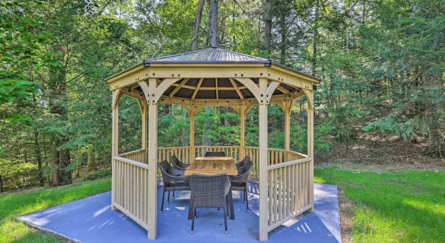 Hot Tub & Yard: Stroudsburg Home in Poconos, Забронировать Отель Отели Ридерс 3 звезды, 3*