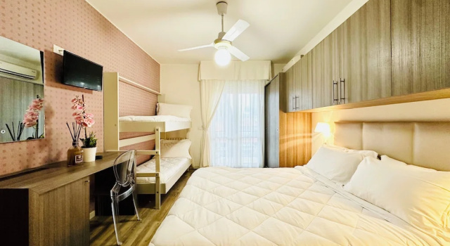 Четырёхместный номер Economy с балконом Hotel Miramare