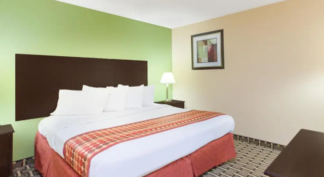 Номер Standard Days Inn & Suites by Wyndham Madison Heights MI