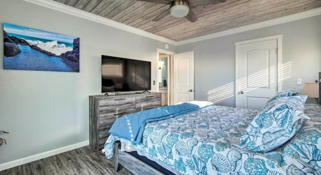 Коттедж с 4 комнатами с балконом Gold Beach Home w/ Hot Tub, 1/4 Mi to Beach