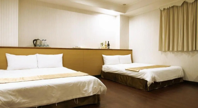 Четырёхместный номер Standard Yi Pin Yuan Hotel