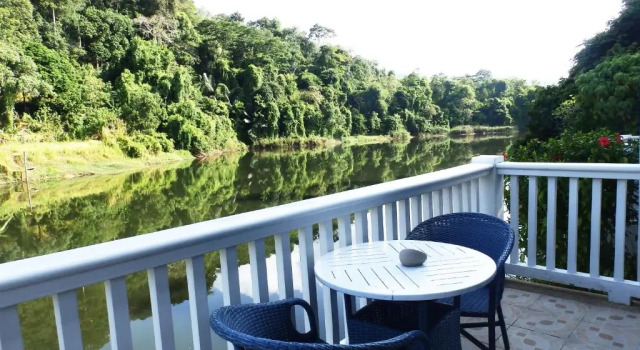 Бунгало с видом на озеро Serenity Lakeside Resort