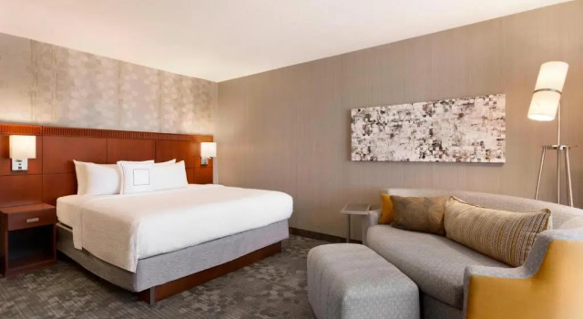 Номер Standard Courtyard Bloomington Normal