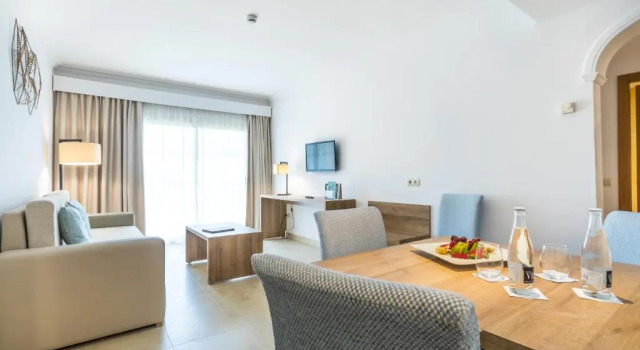 Люкс c 1 комнатой с видом на бассейн Zafiro Mallorca & Spa