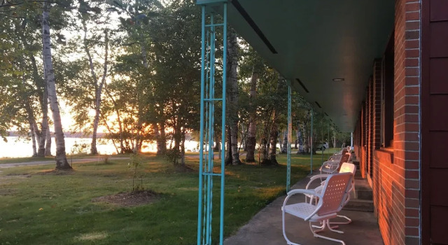 Двухместный номер Standard c 1 комнатой с видом на озеро Historic Birch Lodge and Motel