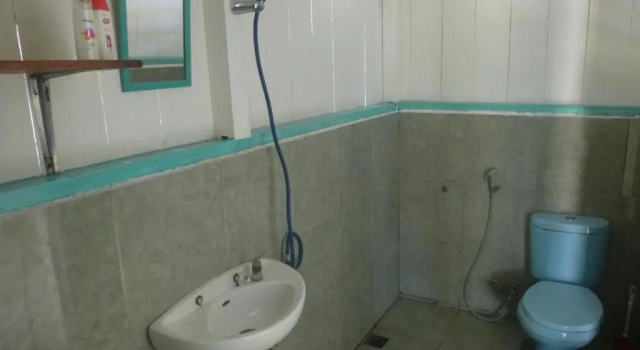 Кровать в общем номере Scuba Republic Beach Bungalows