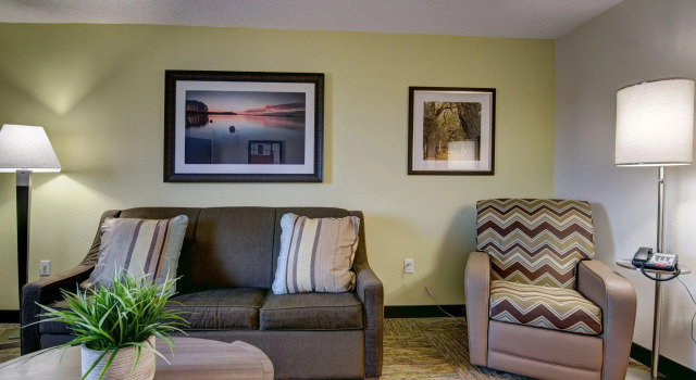 Четырёхместный люкс c 1 комнатой Candlewood Suites Richmond - West Broad by IHG
