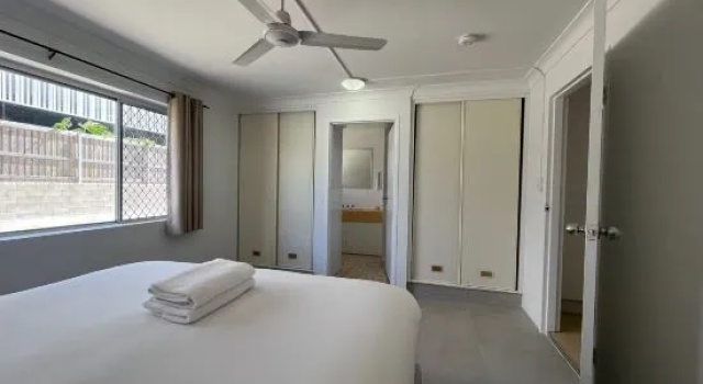 Кровать в общем номере Browns at Broadbeach Motel