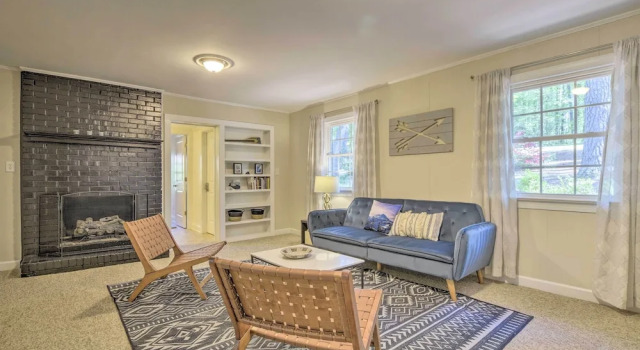 Bright Cary Home With Deck < 15 Mi to Raleigh!, Забронировать Дом для отпуска Кэри Raleigh-Durham Metropolitan Area