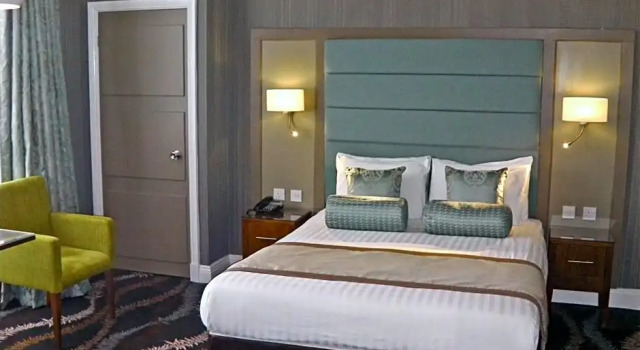 Номер Executive Caledonian Hotel