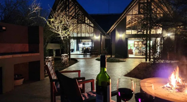 Люкс Executive Morokolo Safari Lodge Self-catering
