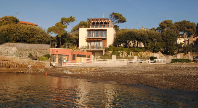 In villa on the sea, apartment on the ground floor with private garden. 6 beds. Reserved parking.-Villa L'Angolino - p.t.
