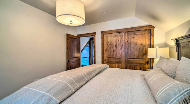 Custom Ski-in/out Chalet With Hot Tub & Wet Bars!, Buchen Sie Chalet Hotels in Montana mit Parkplatz, Parkplätze
